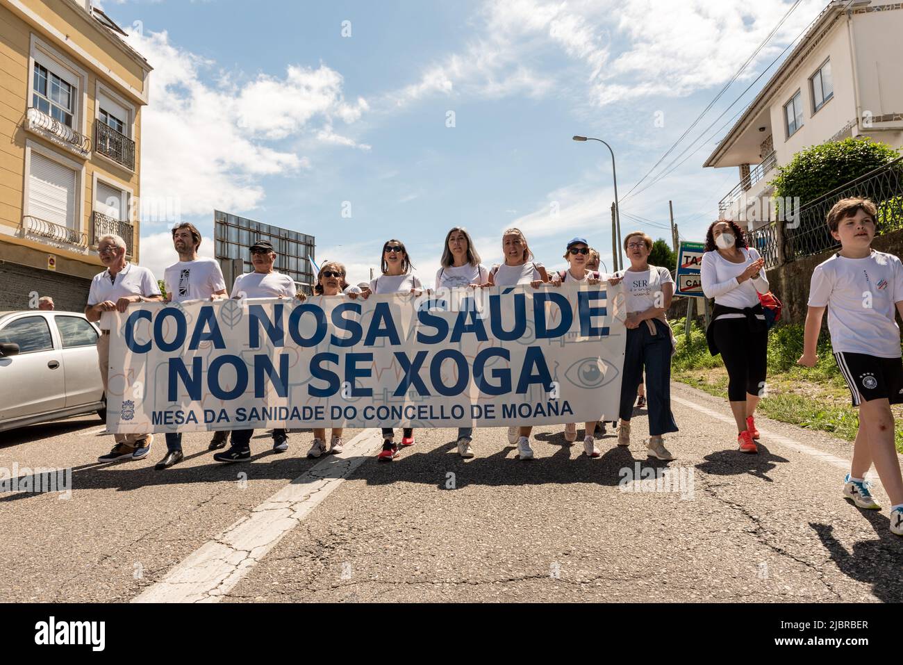 cangas, pontevedra, spagna - giugno, 05. 2022: manifestazione di protesta contro la mancanza di servizi di emergenza di base e la mancanza di medici in salute Foto Stock