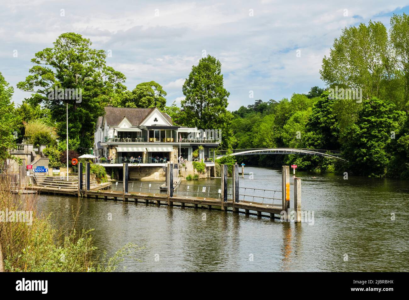 Il ristorante Boathouse lungofiume sull'isola di Boulters Lock nel Tamigi. Maidenhead, Berkshire, Inghilterra, Regno Unito, Gran Bretagna Foto Stock