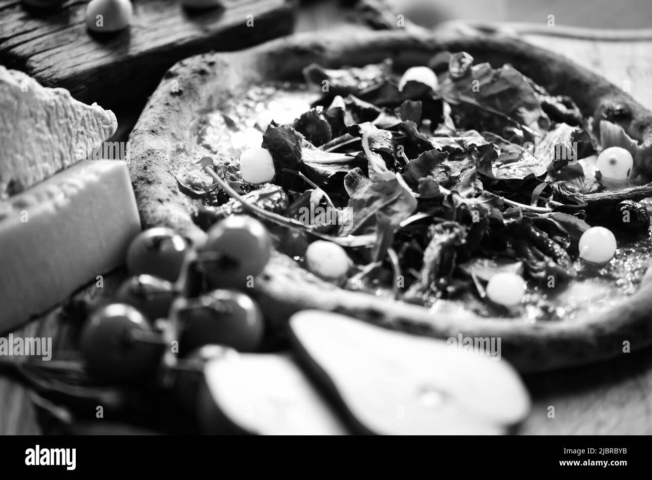 Deliziosa pizza italiana con ingredienti freschi Foto Stock