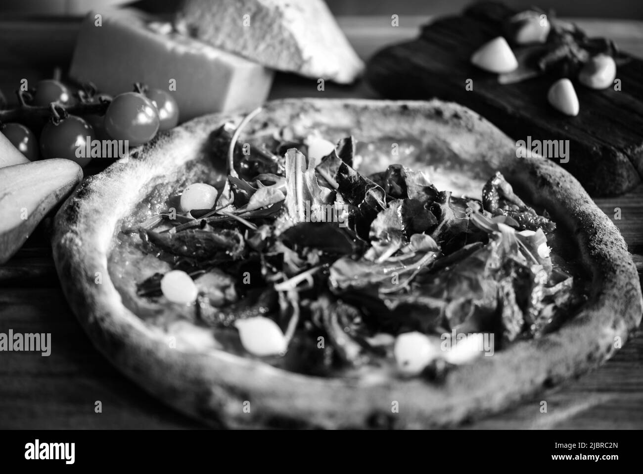 Deliziosa pizza italiana con ingredienti freschi Foto Stock