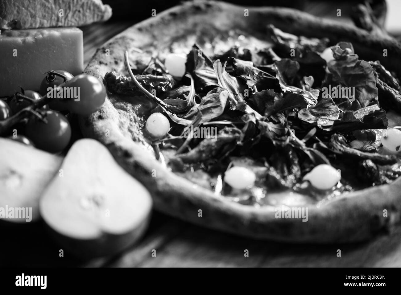 Deliziosa pizza italiana con ingredienti freschi Foto Stock