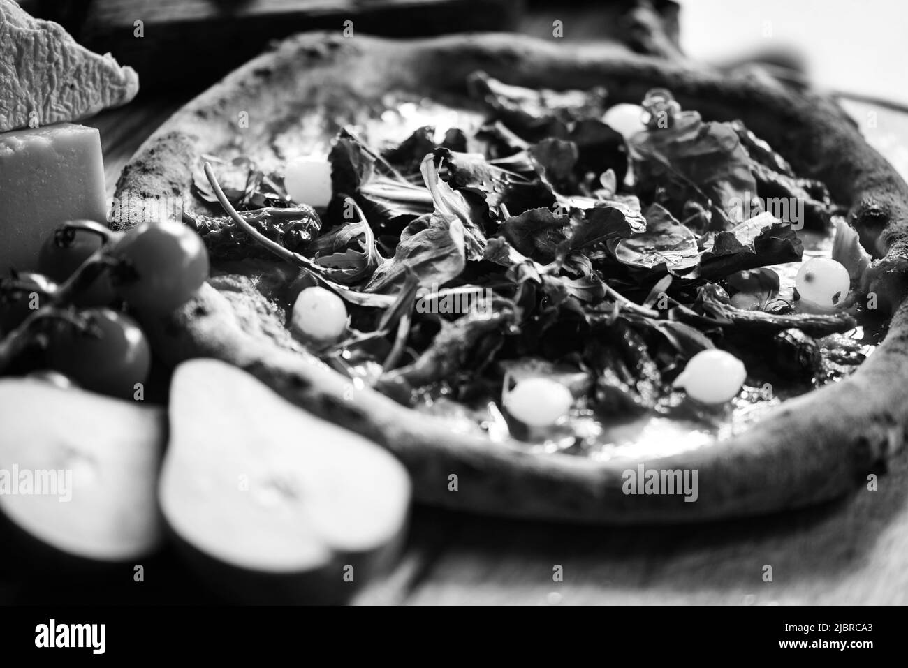 Deliziosa pizza italiana con ingredienti freschi Foto Stock