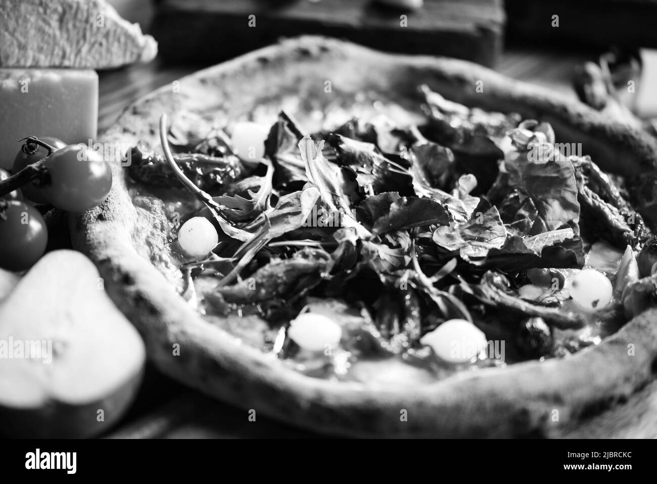 Deliziosa pizza italiana con ingredienti freschi Foto Stock