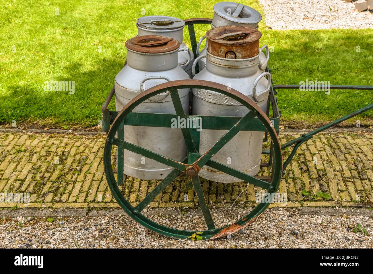 Beemster, Olanda, maggio 2022. Una fattoria tradizionale con vecchi attrezzi agricoli. Foto di alta qualità Foto Stock