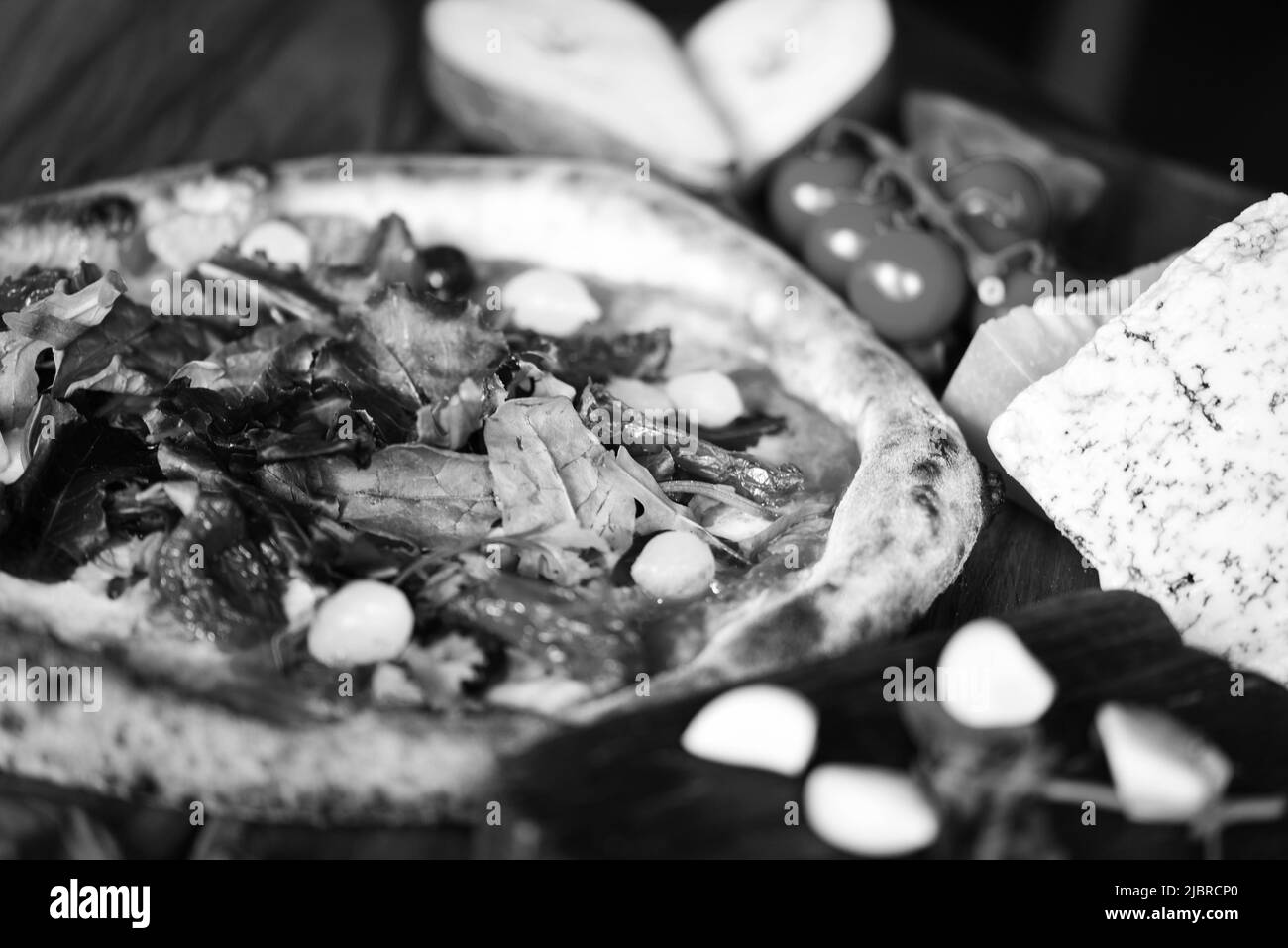 Deliziosa pizza italiana con ingredienti freschi Foto Stock