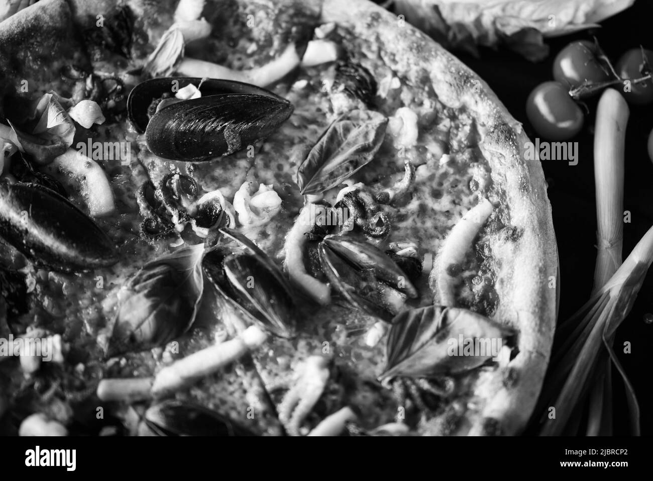 deliziosa pizza italiana con pesce fresco Foto Stock