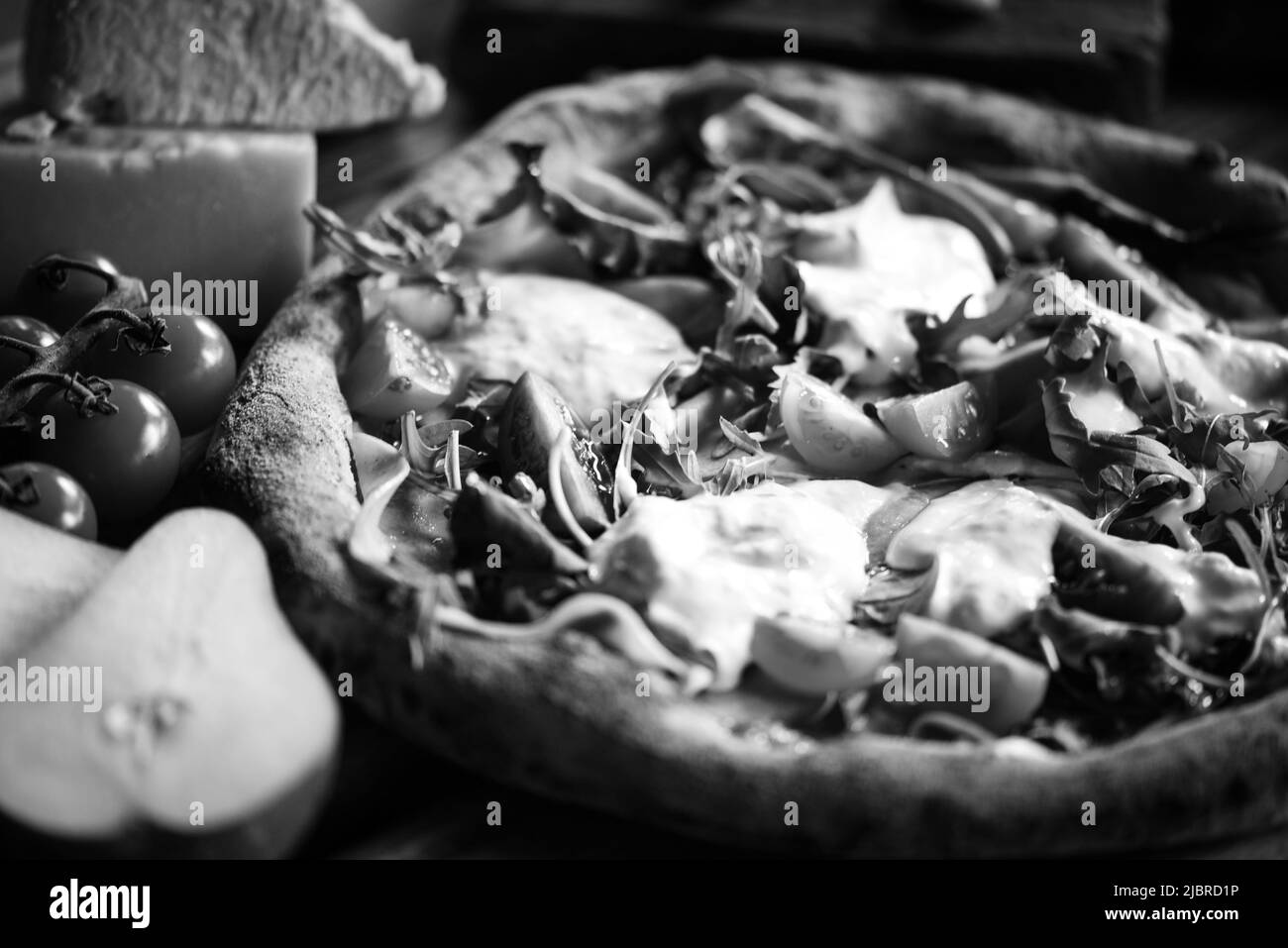 Deliziosa pizza italiana con ingredienti freschi Foto Stock