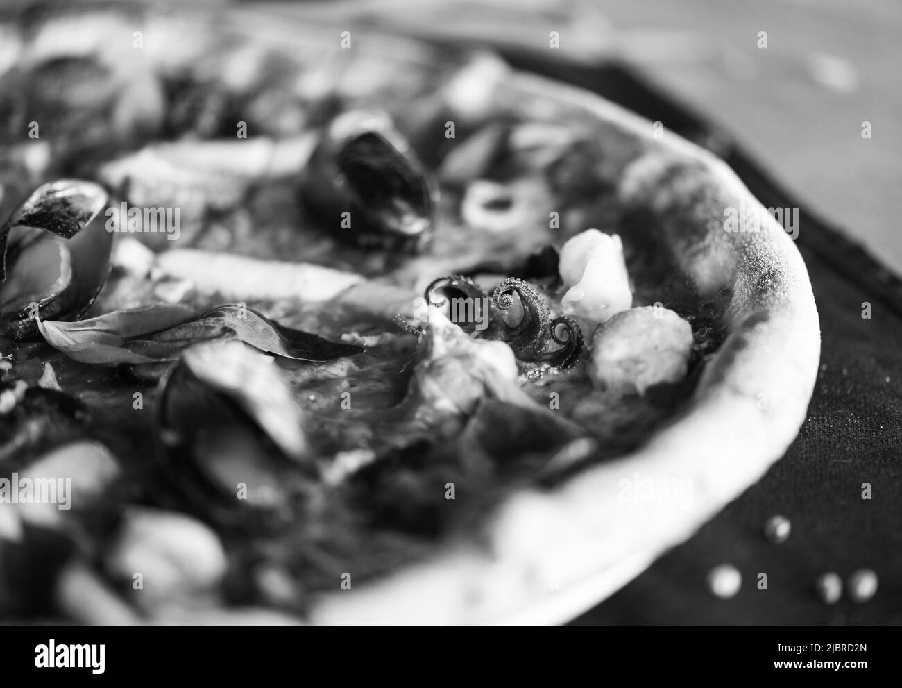 deliziosa pizza italiana con pesce fresco Foto Stock