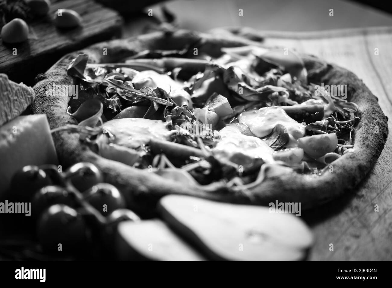 Deliziosa pizza italiana con ingredienti freschi Foto Stock