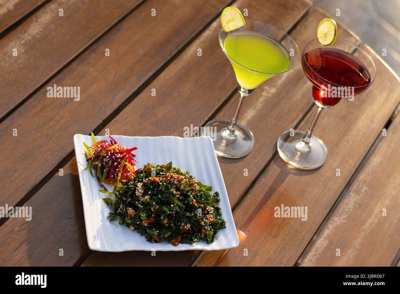 Insalata verde con cocktail rosso e verde Foto Stock