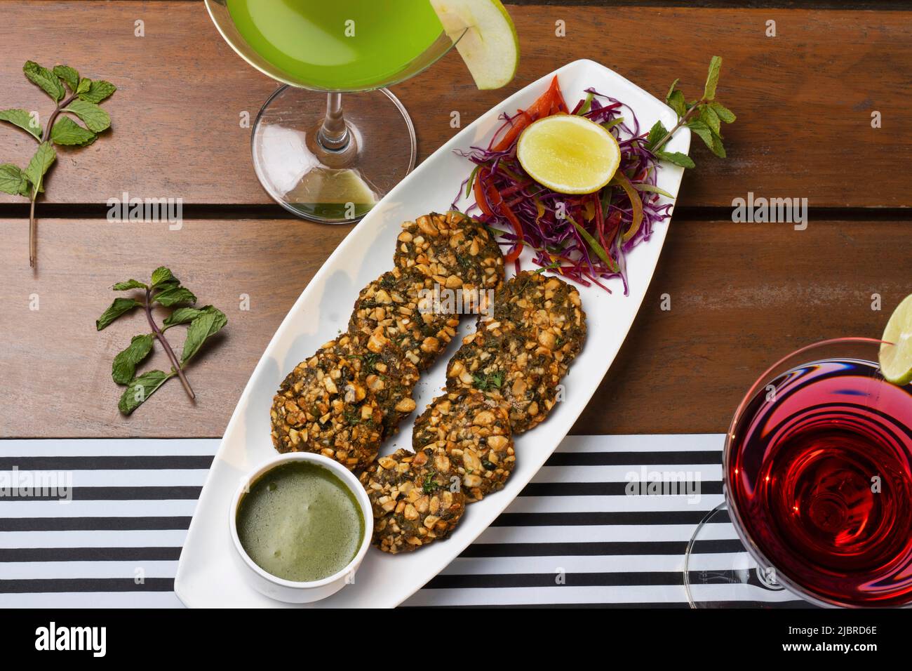 Gulmaru Kebab con cocktail rosso e verde, Pune Foto Stock