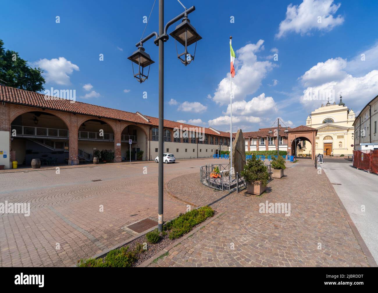 Casalgrasso, Cuneo, Italia - 06 giugno 2022: Piazzale Cavalieri di Vittorio Veneto con sullo sfondo la chiesa parrocchiale di San Giovanni Foto Stock