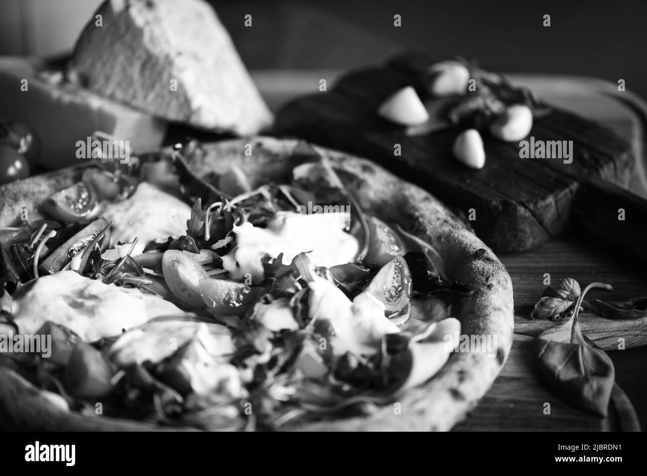 Deliziosa pizza italiana con ingredienti freschi Foto Stock