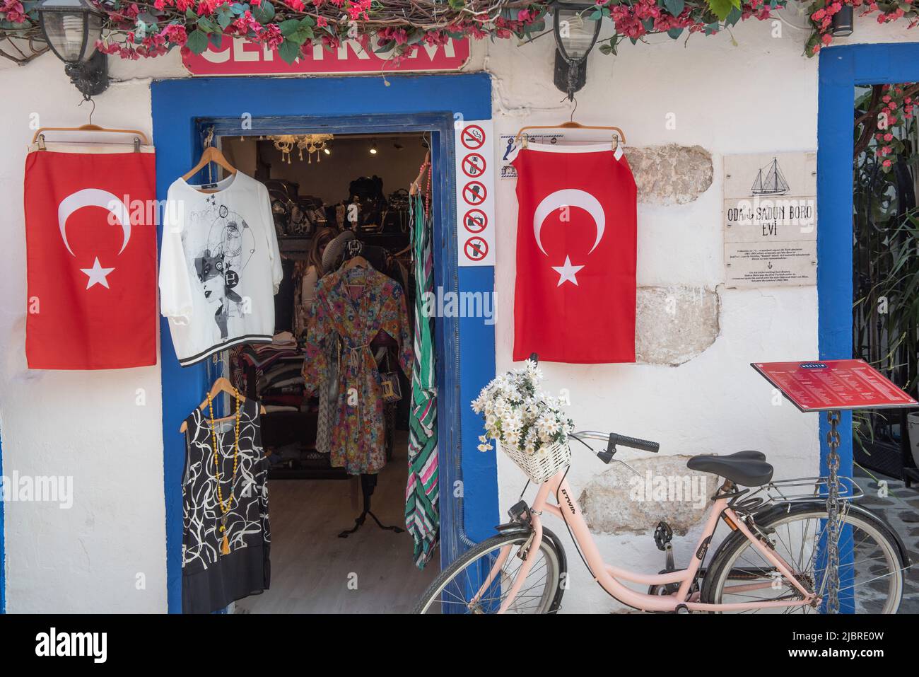 Bodrum, Mugla, Turchia. Aprile 23rd 2022 boutique alla moda che vendono abiti da donna nel quartiere bazar del centro di Bodrum, un popolare turistico balneare des Foto Stock