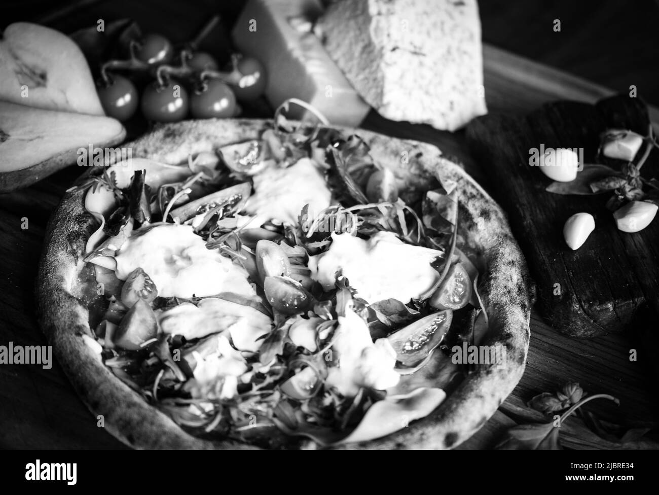 Deliziosa pizza italiana con ingredienti freschi Foto Stock
