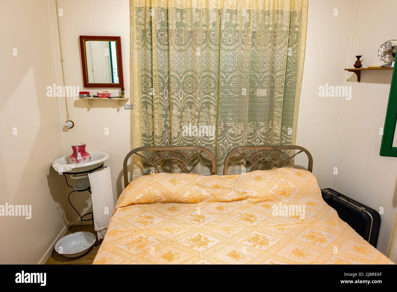 Punta Umbria, Huelva, Spagna - 27 aprile 2022: Camera da letto all'interno di una casa estiva inglese a Punta Umbria, costruita alla fine del XIX secolo Foto Stock