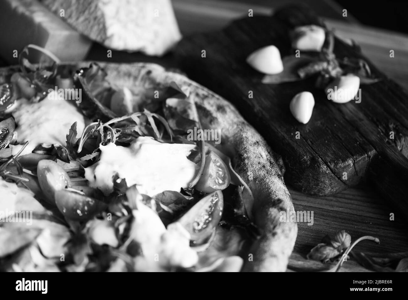 Deliziosa pizza italiana con ingredienti freschi Foto Stock