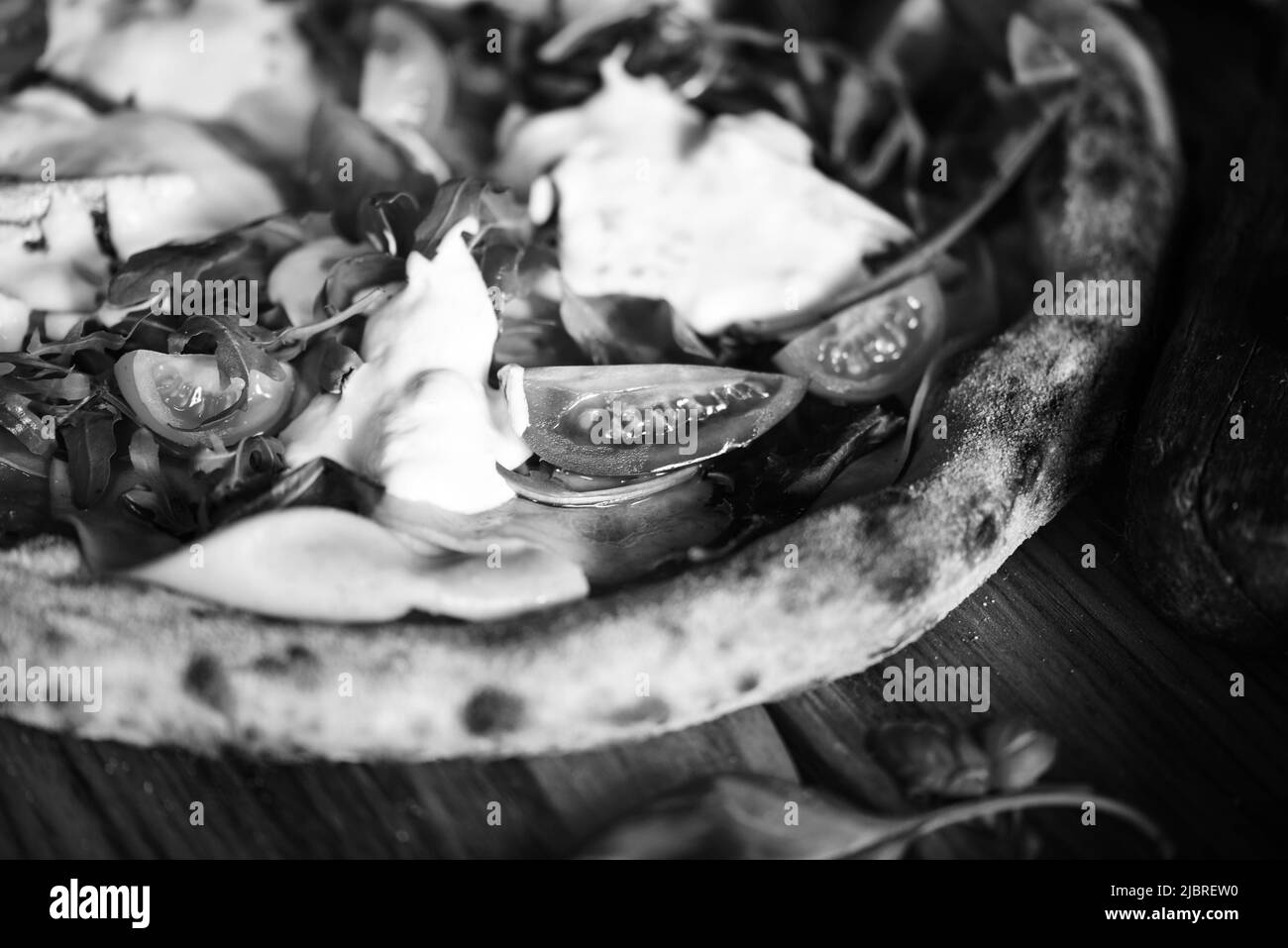 Deliziosa pizza italiana con ingredienti freschi Foto Stock