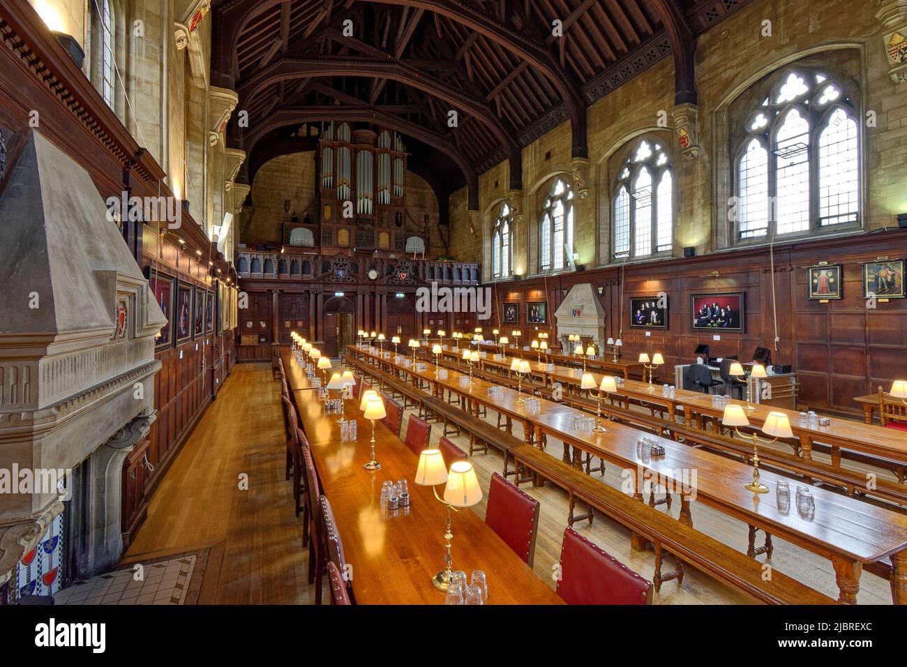 OXFORD CITY INGHILTERRA BALLIOL COLLEGE HALL INTERNO LUNGHE TAVOLE GUARDANDO VERSO L'ORGANO E TUBI Foto Stock