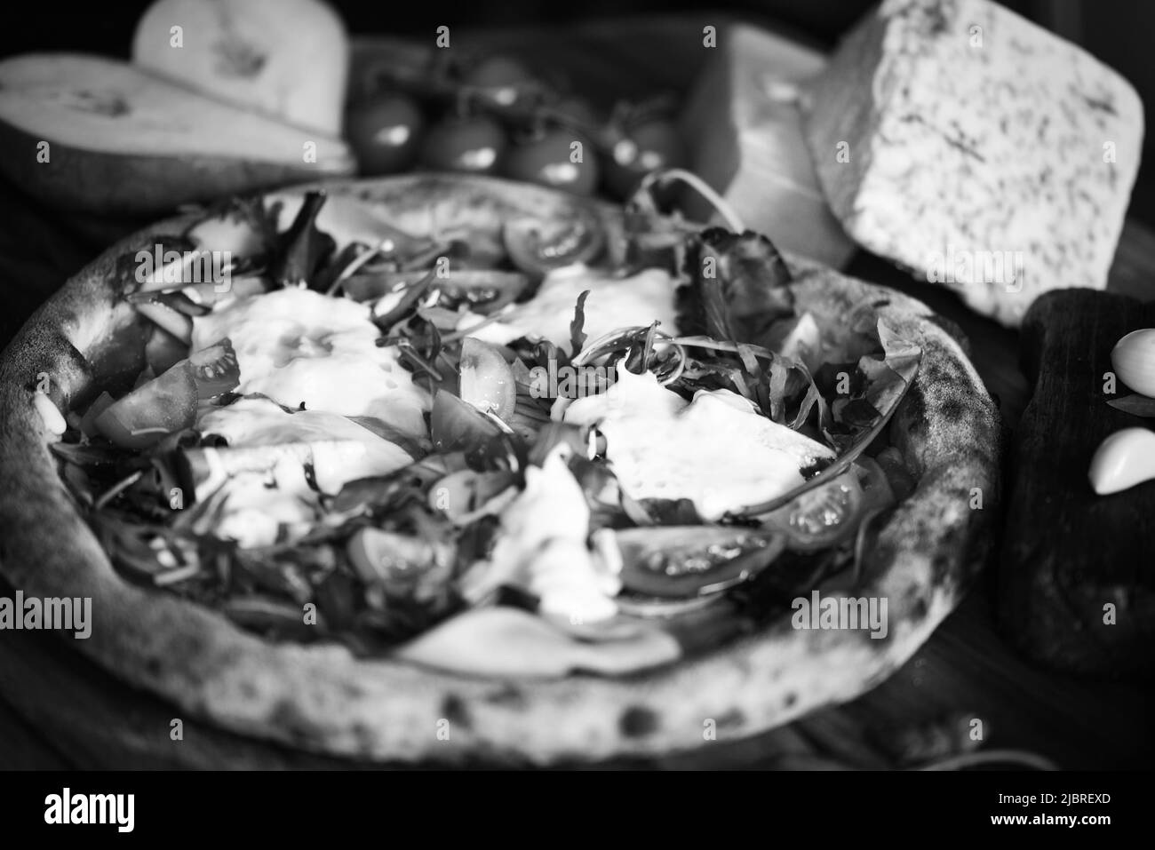 Deliziosa pizza italiana con ingredienti freschi Foto Stock