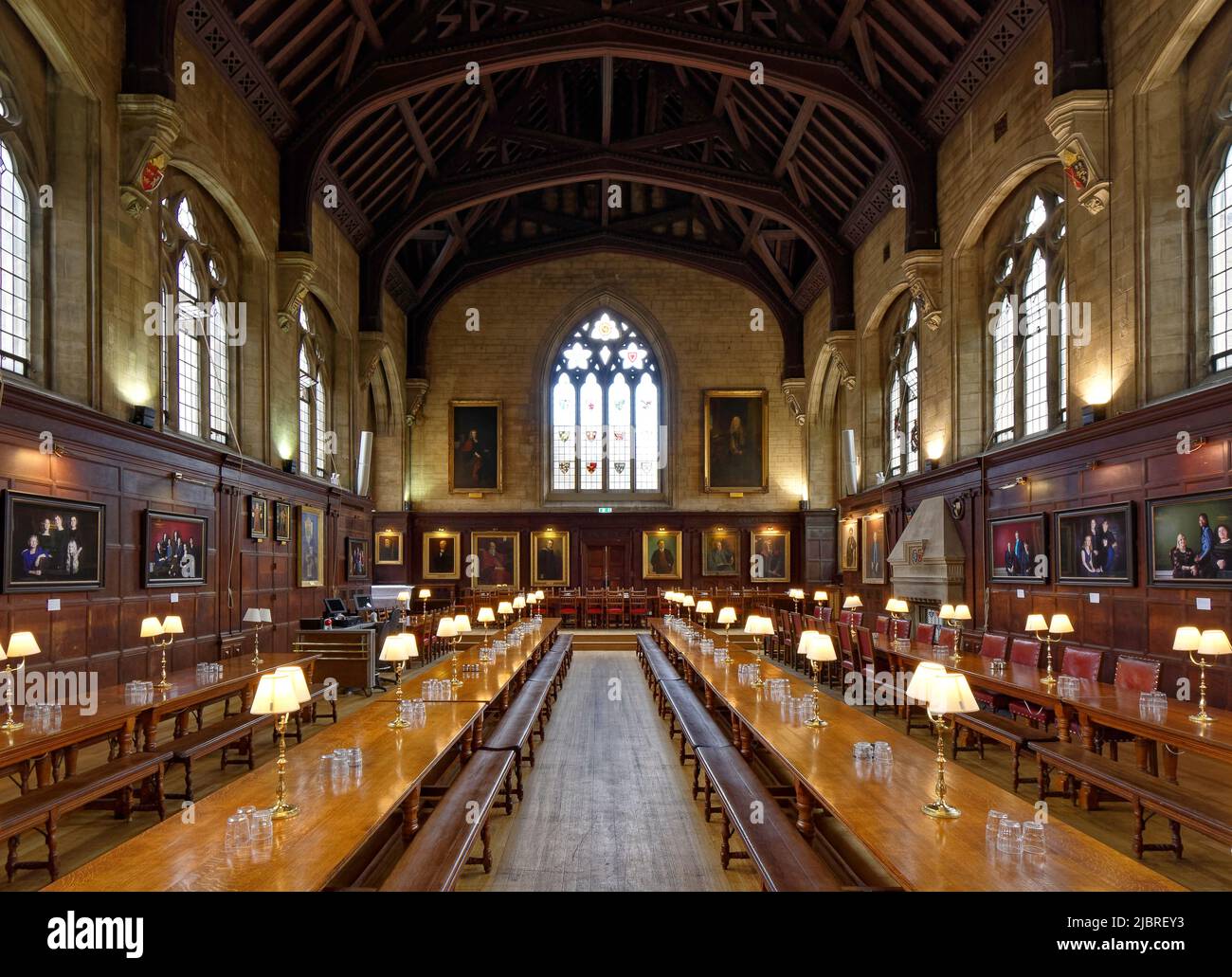 OXFORD CITY INGHILTERRA BALLIOL COLLEGE HALL INTERNO TAVOLI LUNGHI MOLTI POSTI A SEDERE Foto Stock