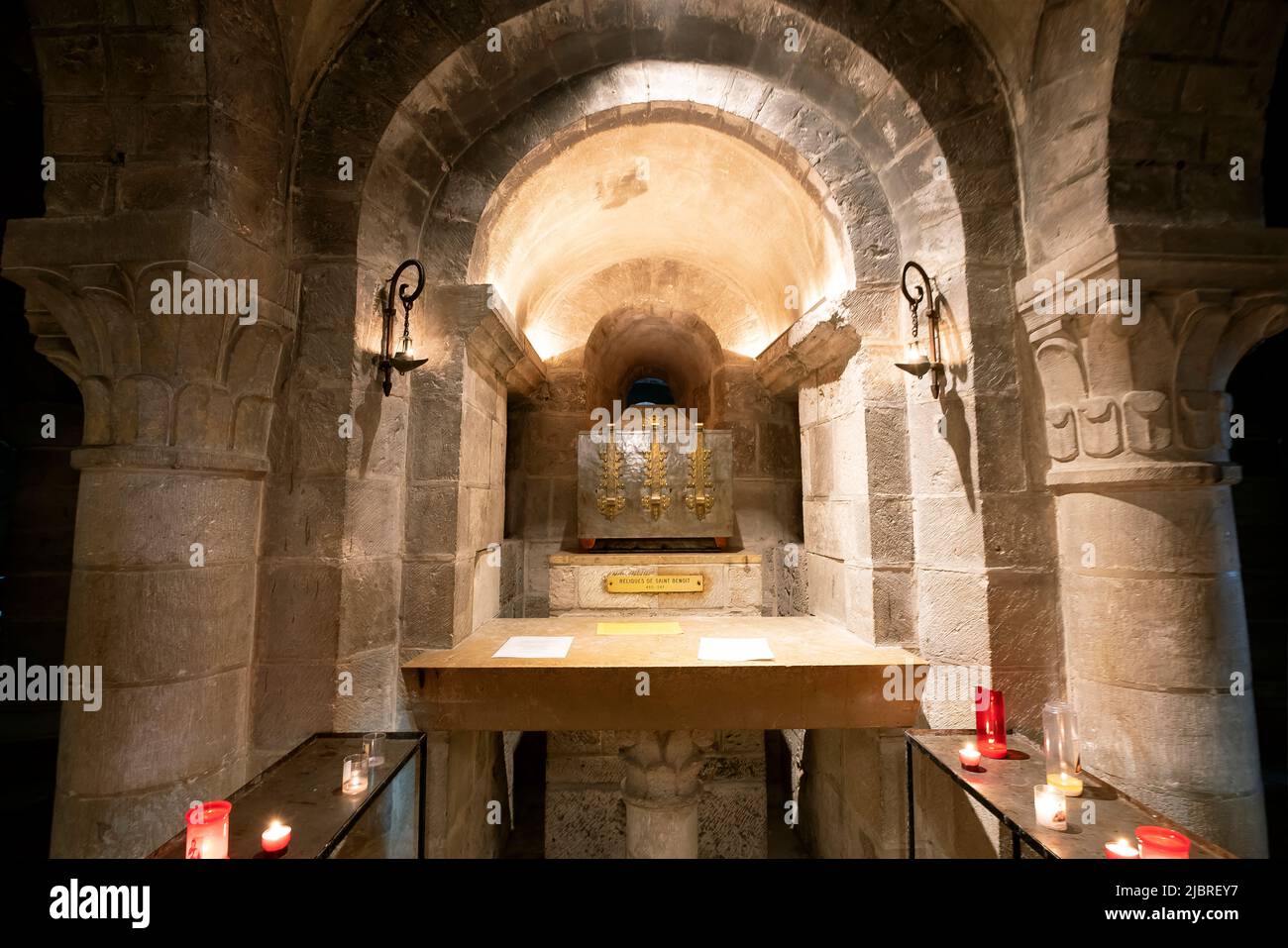 Il santuario e la cripta. Consacrato nel 1108, questo luminoso santuario serve come un prezioso caso per i relitti. Dipartimento di Loiret nel centro-nord Fr Foto Stock