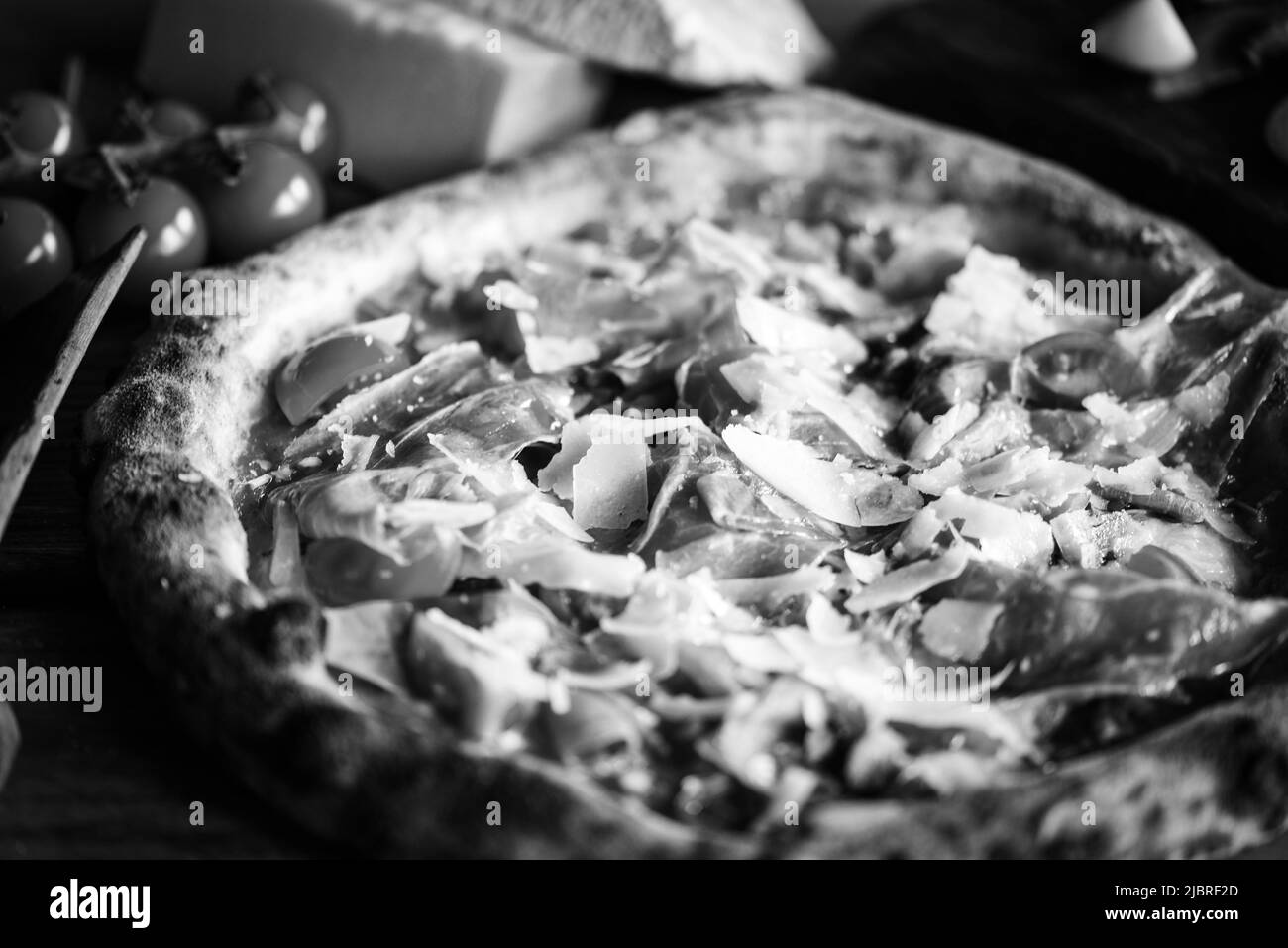 Deliziosa pizza italiana con ingredienti freschi Foto Stock