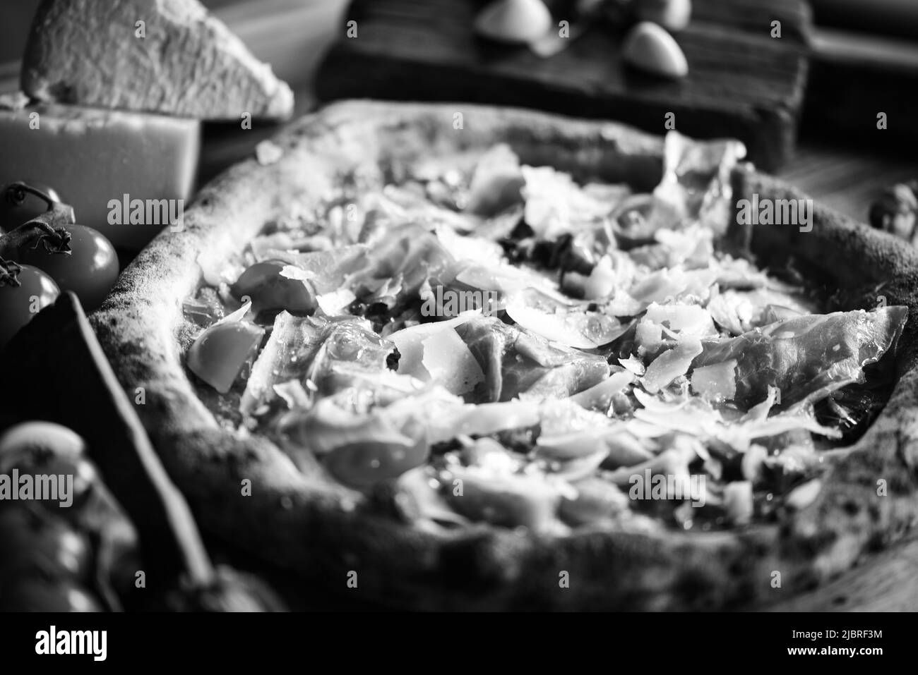 Deliziosa pizza italiana con ingredienti freschi Foto Stock