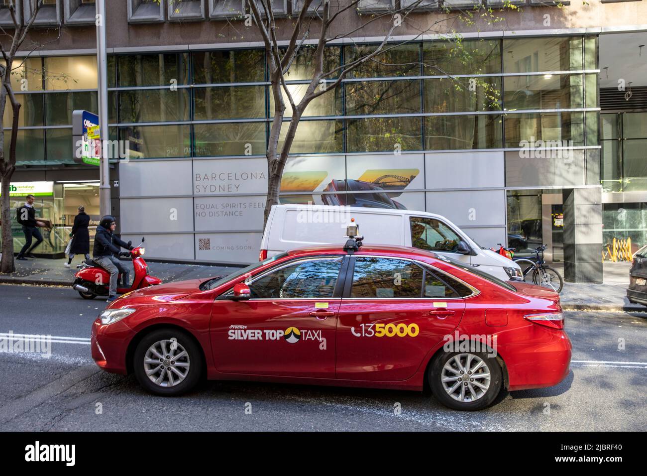 Red Saloon taxi auto nel centro di Sydney, NSW, Australia Foto Stock