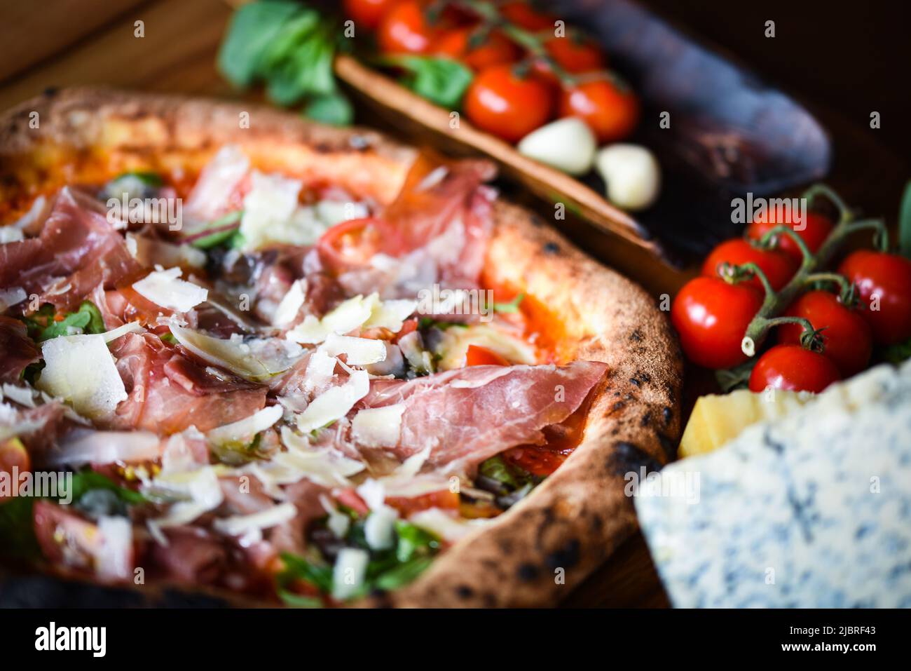 Deliziosa pizza italiana con ingredienti freschi Foto Stock