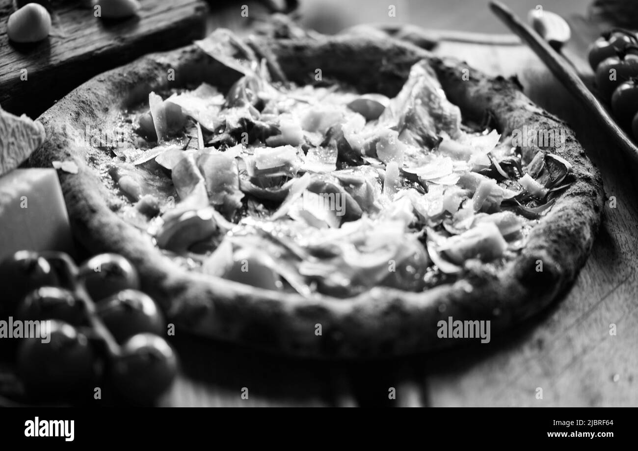 Deliziosa pizza italiana con ingredienti freschi Foto Stock