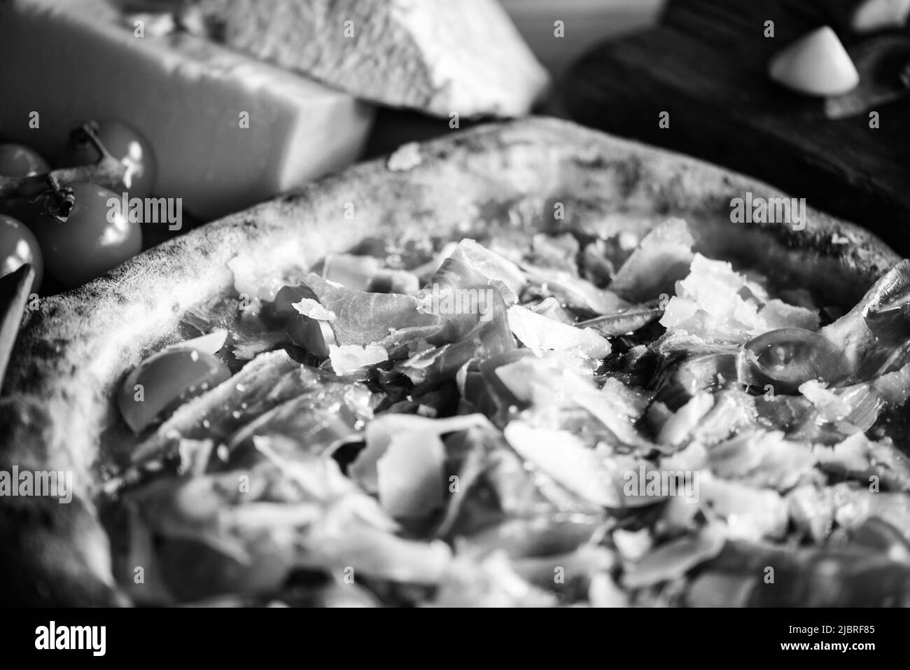Deliziosa pizza italiana con ingredienti freschi Foto Stock