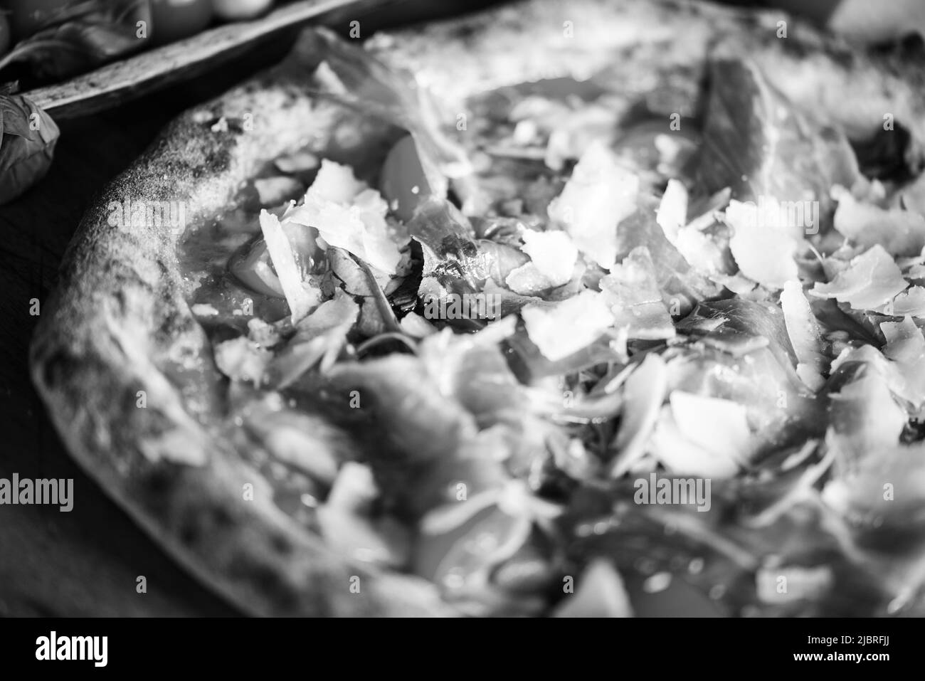 Deliziosa pizza italiana con ingredienti freschi Foto Stock