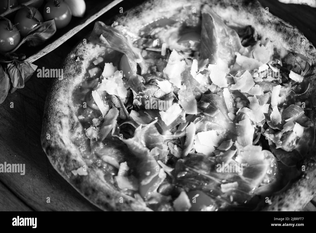 Deliziosa pizza italiana con ingredienti freschi Foto Stock