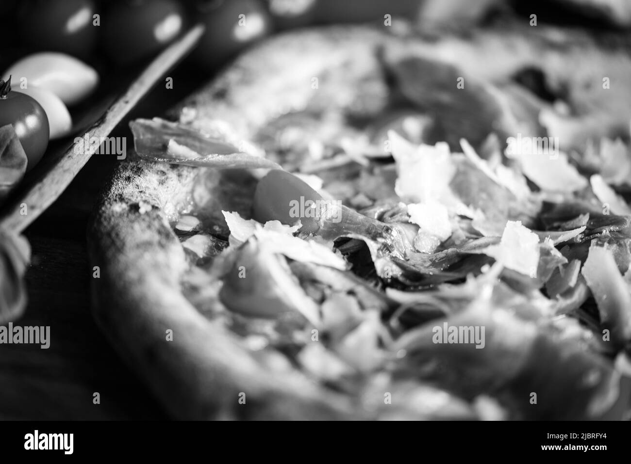 Deliziosa pizza italiana con ingredienti freschi Foto Stock