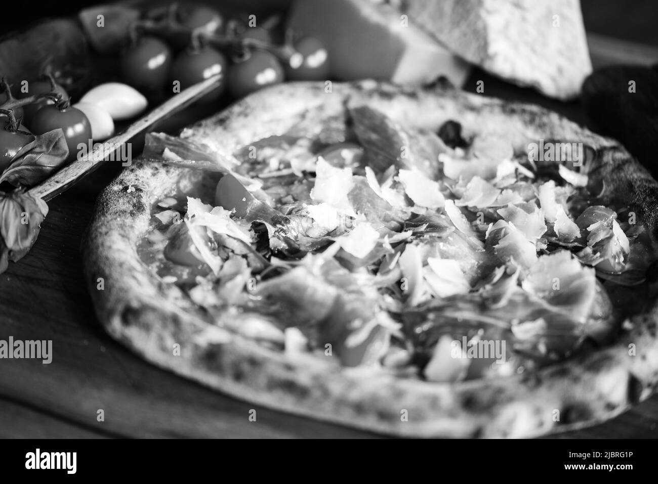 Deliziosa pizza italiana con ingredienti freschi Foto Stock