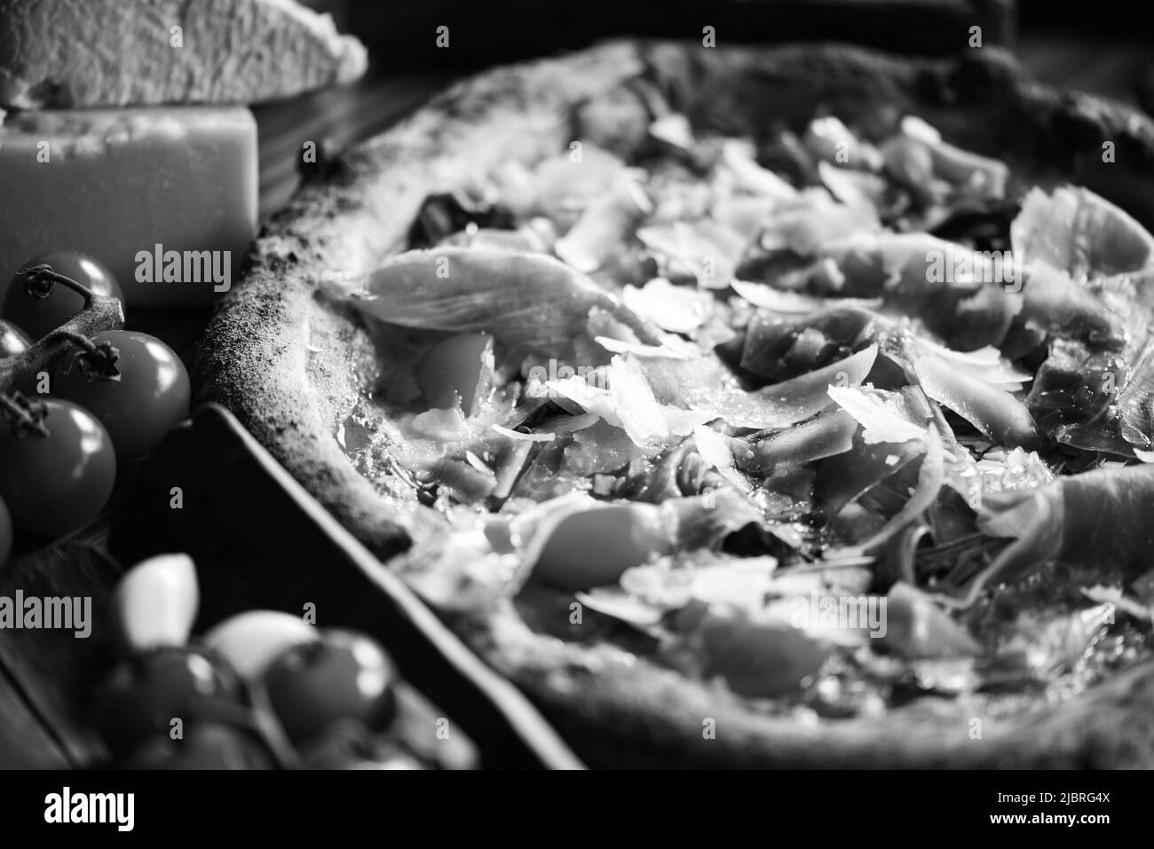 Deliziosa pizza italiana con ingredienti freschi Foto Stock
