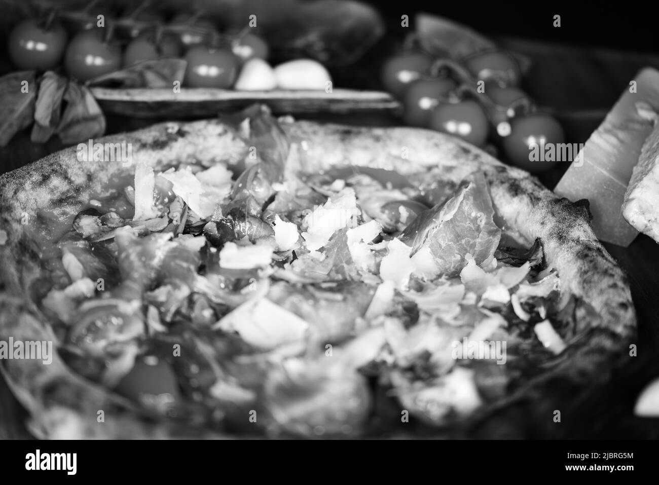 Deliziosa pizza italiana con ingredienti freschi Foto Stock