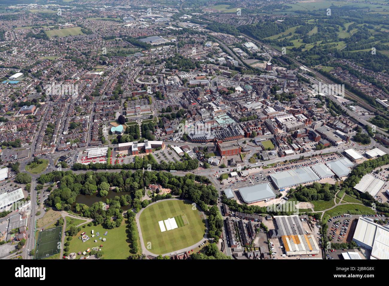 Vista aerea del centro di Chesterfield da sud. Queens Park, Ravenside Retail Park e la strada A619 sono prominenti in primo piano. Foto Stock