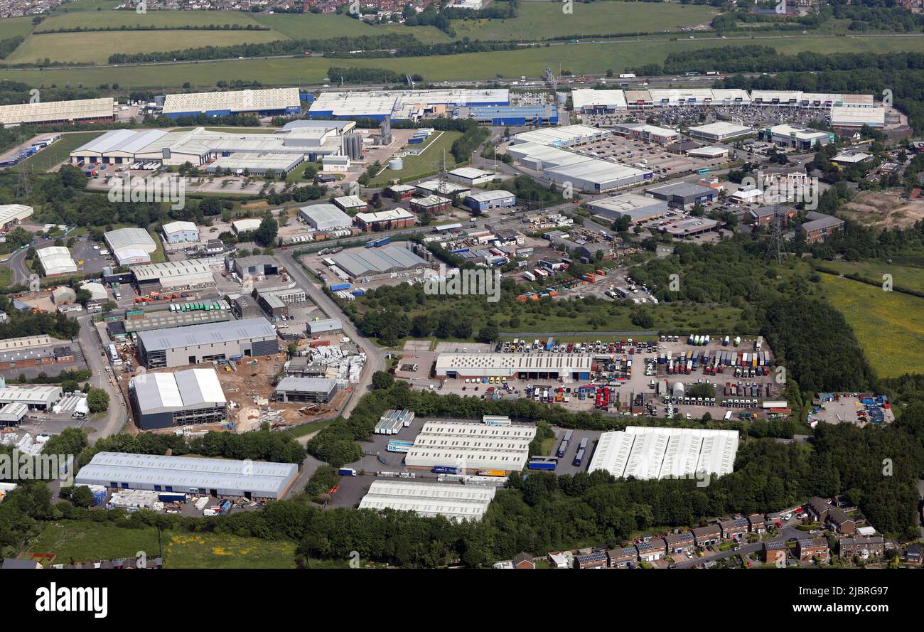 Vista aerea del Norquest Industrial Park, altri parchi industriali e al dettaglio sullo sfondo di Birstall, Batley, West Yorkshire Foto Stock