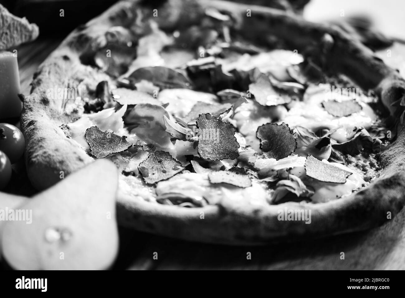 Deliziosa pizza italiana con ingredienti freschi Foto Stock