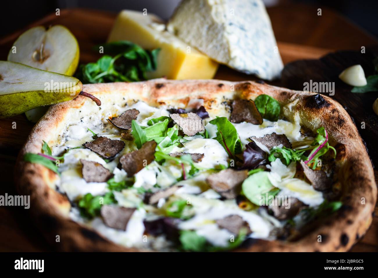 Deliziosa pizza italiana con ingredienti freschi Foto Stock