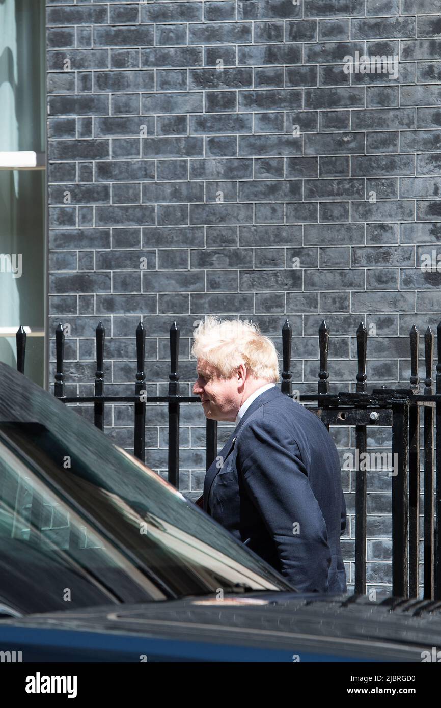 Whitehall, Londra, Regno Unito. 8th giugno 2022. Avendo per poco sfuggito a un voto di sfiducia, il primo ministro Boris Johnson lascia il numero 10 di Downing Street per il tempo delle interrogazioni del primo ministro alla Camera dei Comuni. Credit: Maureen McLean/Alamy Live News Foto Stock