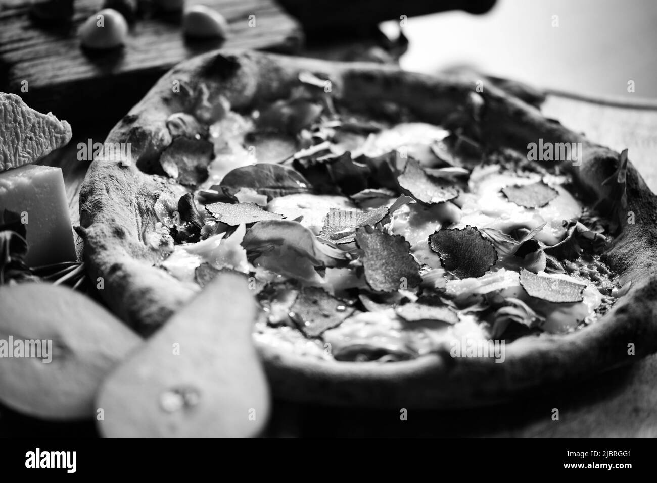 Deliziosa pizza italiana con ingredienti freschi Foto Stock