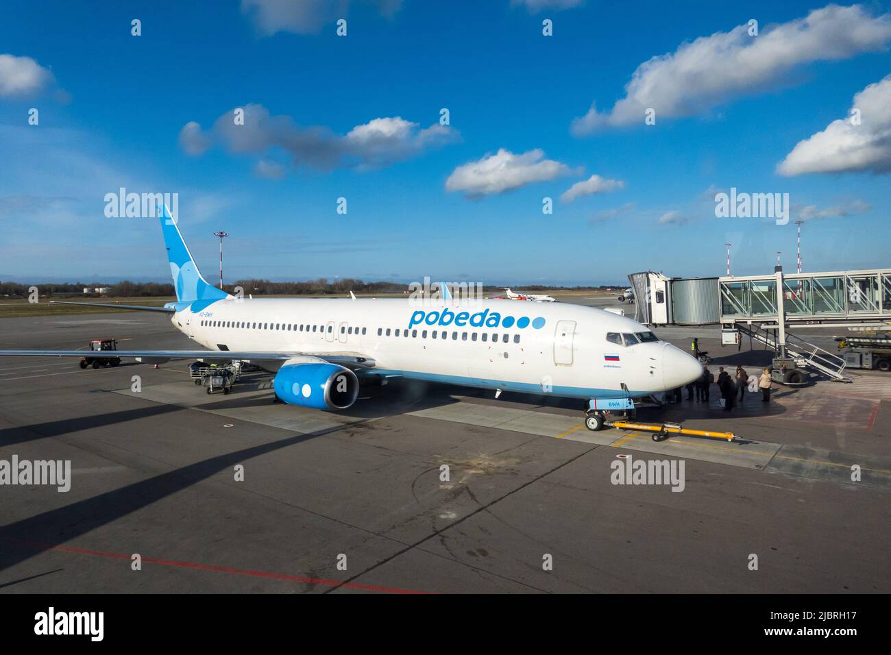 Aereo su campo aereo contro il cielo blu Foto Stock