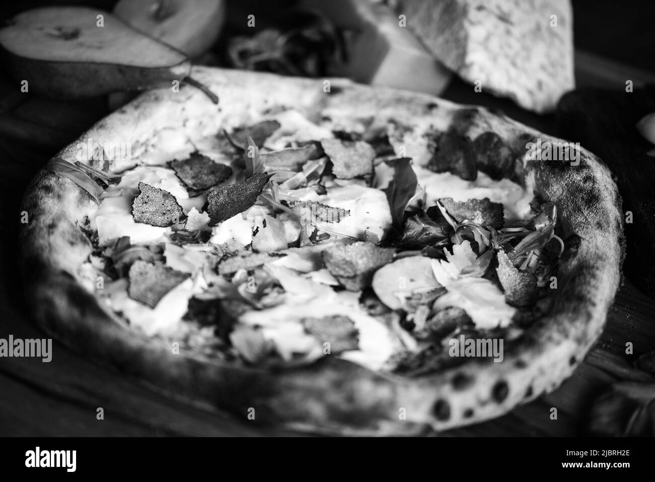 Deliziosa pizza italiana con ingredienti freschi Foto Stock