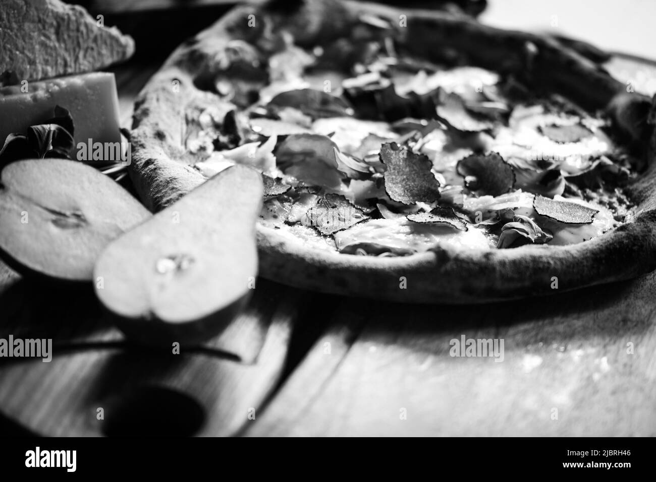 Deliziosa pizza italiana con ingredienti freschi Foto Stock