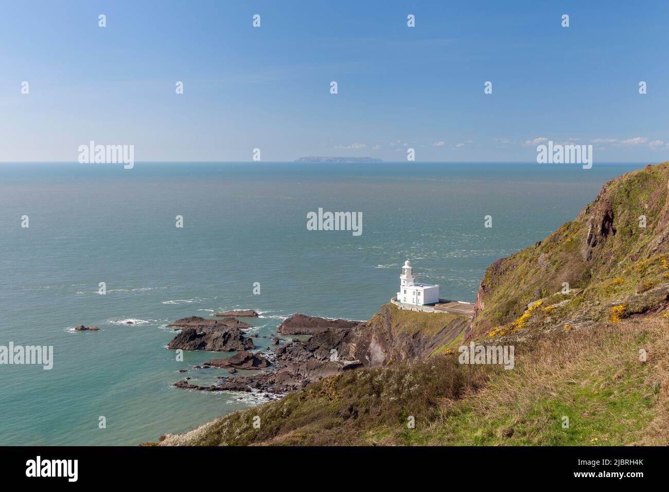 Faro Hartland Point che protegge le navi della costa settentrionale del Devon. Foto Stock