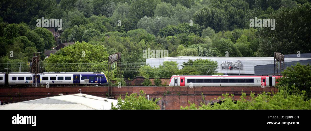 Manchester, Regno Unito, 8th giugno 2022. Vista dall'alto di due treni, un treno Transport for Wales in arrivo e un treno Northern in partenza, Piccadilly Train Station, Manchester, Inghilterra, Regno Unito, Isole britanniche. Il sindacato ferroviario, marittimo e dei trasporti (RMT) ha detto ai membri di prepararsi a “chiudere il sistema ferroviario” con scioperi in programma il 21st, 23rd e 25th giugno 2022. L’Unione RMT sta protestando per i tagli al lavoro e la mancanza di un’offerta salariale. Con l’aumento dell’inflazione nel Regno Unito, i sindacati chiedono un regolamento salariale più ampio. Credit: Terry Waller/Alamy Live News Foto Stock