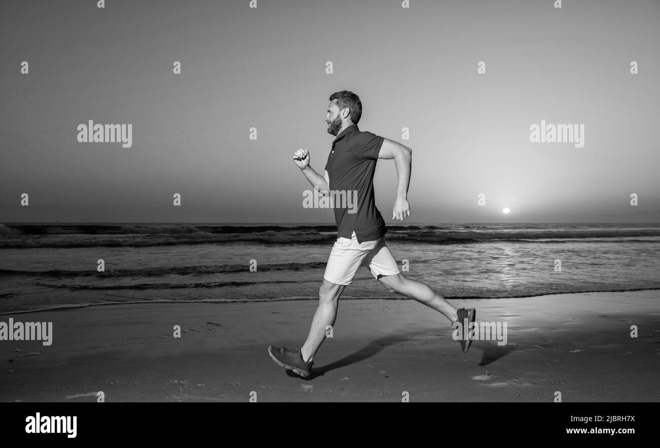 l'atleta sportivo corre veloce per vincere al tramonto. attività di allenamento mattutina. uomo sano Foto Stock